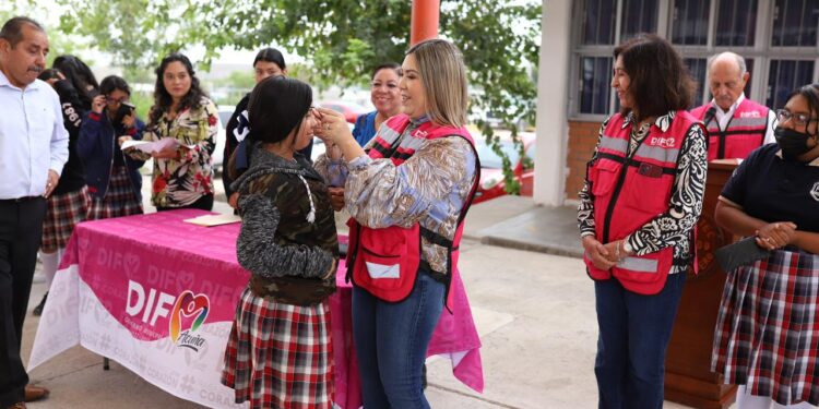 DENTRO DEL PROGRAMA «VER BIEN PARA VIVIR MEJOR»,  LA PRESIDENTA DEL SISTEMA DIF  ENTREGÓ  30 LENTES A ALUMNOS DE LA SECUNDARIA FRANCISCO I. MADERO.
