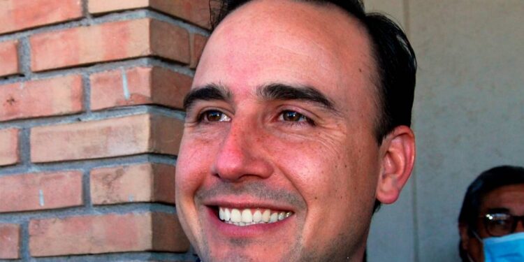 Se va Manolo Jiménez de gira por Asia; en busca de nuevas inversiones