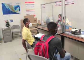 Aún con residencia legal en México migrantes batallan para que les den trabajo