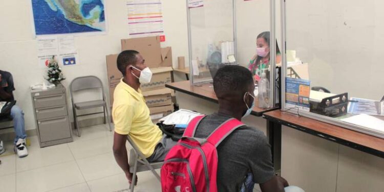 Aún con residencia legal en México migrantes batallan para que les den trabajo