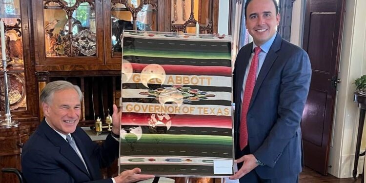 Se reúne Manolo Jiménez con gobernador de Texas