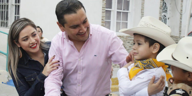 MÁS DE MIL PEQUEÑOS PARTICIPAN EN MINI CABALGATA DE ALLENDE