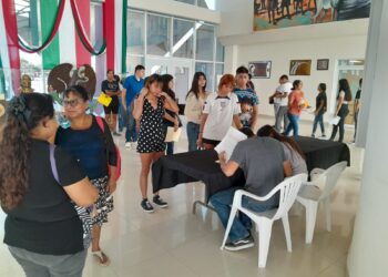 Entregan Becas “Porque quiero ser mejor”