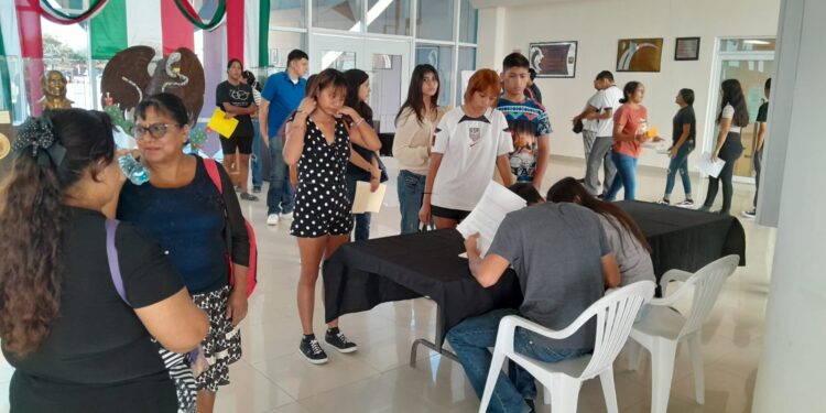 Entregan Becas “Porque quiero ser mejor”