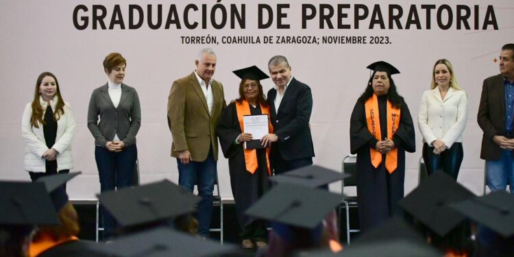 ENCABEZA MARS GRADUACIÓN DE 419 MUJERES DE PREPARATORIA, EN TORREÓN
