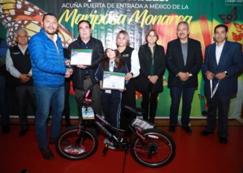 EN FERIA DE LA MARIPOSA MONARCA ECOLOGÍA MUNICIPAL PREMIÓ A LOS GANADORES DE SEIS CONCURSOS Y SIMAS PREMIÓ A LOS GUARDIANES DEL AGUA CON MAYOR NÚMERO DE REPORTES