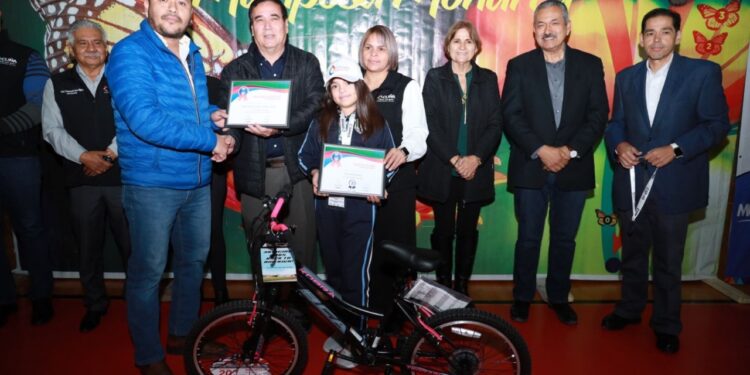 EN FERIA DE LA MARIPOSA MONARCA ECOLOGÍA MUNICIPAL PREMIÓ A LOS GANADORES DE SEIS CONCURSOS Y SIMAS PREMIÓ A LOS GUARDIANES DEL AGUA CON MAYOR NÚMERO DE REPORTES