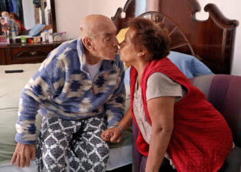 Especialistas del IMSS salvan a paciente de 82 años con marcapasos; decayó su salud durante huracán Otis