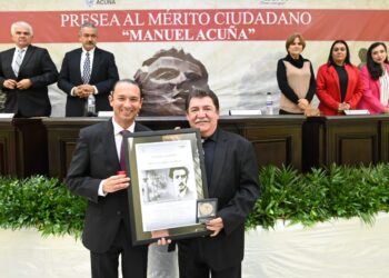 EN SESIÓN SOLEMNE DE CABILDO ENTREGARON PRESEA AL MÉRITO CIUDADANO «MANUEL ACUÑA» 2023 AL PROFESOR JUAN LOMBRAÑA RODRÍGUEZ