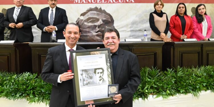 EN SESIÓN SOLEMNE DE CABILDO ENTREGARON PRESEA AL MÉRITO CIUDADANO «MANUEL ACUÑA» 2023 AL PROFESOR JUAN LOMBRAÑA RODRÍGUEZ