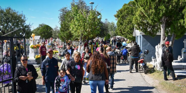 CONMEMORAN DÍA DE MUERTOS EN PANTEÓN MUNICIPAL