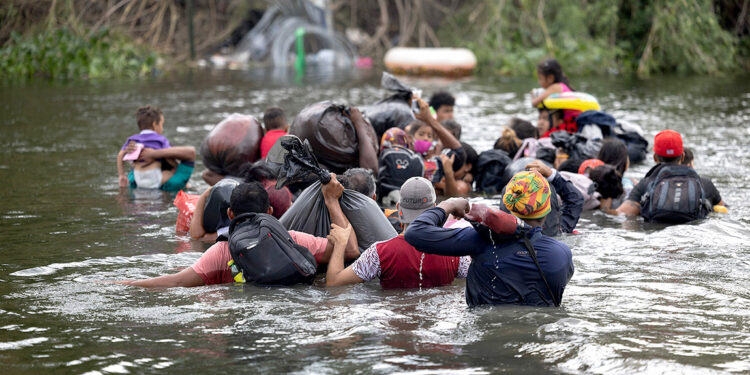 Migrantes prefieren cruzar a EU por Piedras Negras porque es una frontera segura