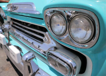 A beneficio de «El Ropero del Pobre», exhiben autos clásicos en Saltillo