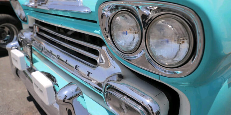 A beneficio de «El Ropero del Pobre», exhiben autos clásicos en Saltillo