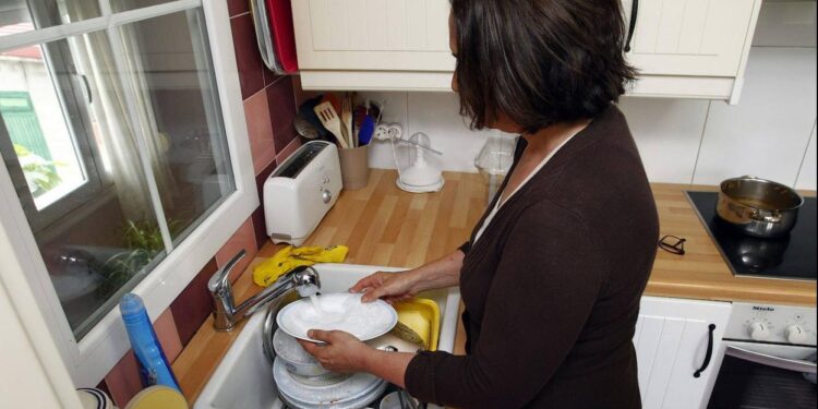 Las labores del hogar y de cuidados ascienden a 7.2 billones de pesos, 72% lo aportan las mujeres