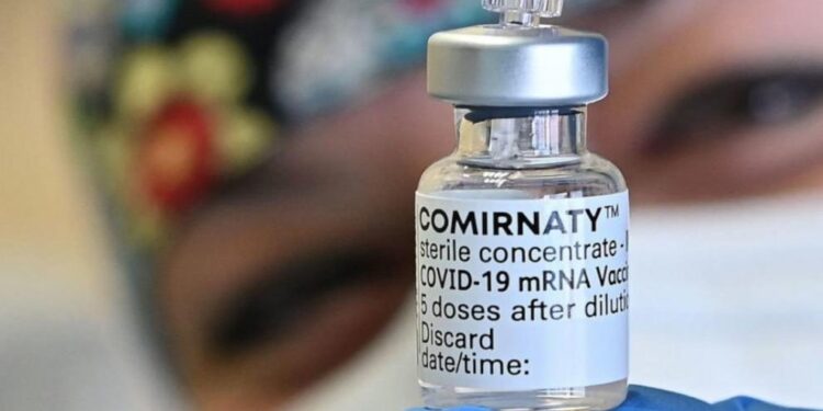 Residentes fronterizos con visa aprovechan para aplicarse la vacuna contra el COVID y variantes