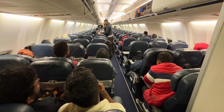 INICIAN EN PIEDRAS NEGRAS OPERATIVOS DE TRASLADO EN AVIÓN Y CAMIONES DE PERSONAS MIGRANTES