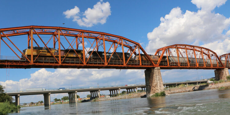 Por incremento de cruce de migrantes, Aduanas de EU, suspende cruce de ferrocarril