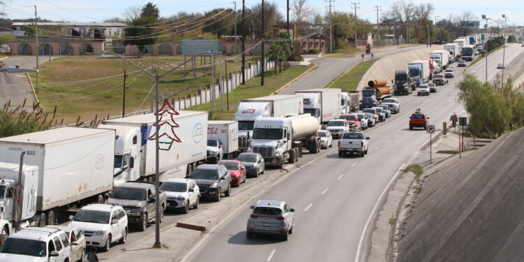 Analizan cruzar transporte de carga por puerto de Colombia, Nuevo León