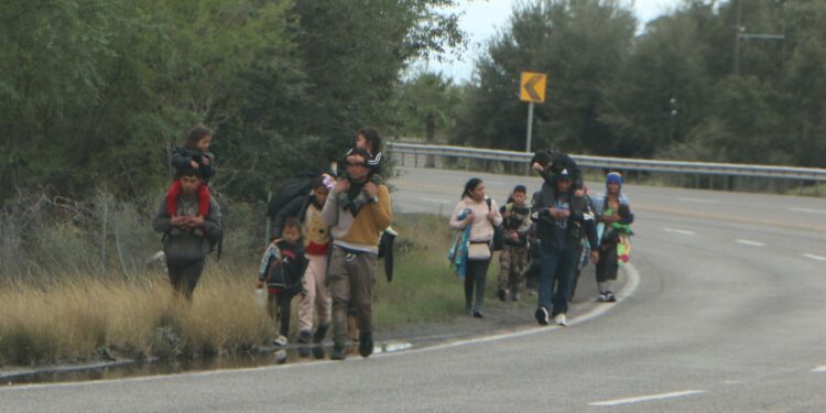 Pide gobernador Manolo Jiménez al gobierno federal reforzar operativos para contener a las caravanas de migrantes