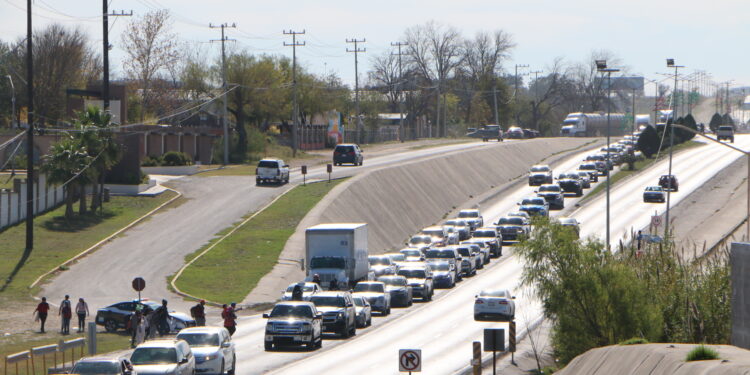 Kilométricas filas de vehículos particulares para cruzar a EU