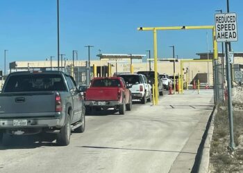 Autoridades de EEUU abren un carril más en el puerto de entrada a Del Rio, Texas