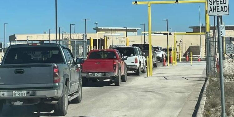 Autoridades de EEUU abren un carril más en el puerto de entrada a Del Rio, Texas