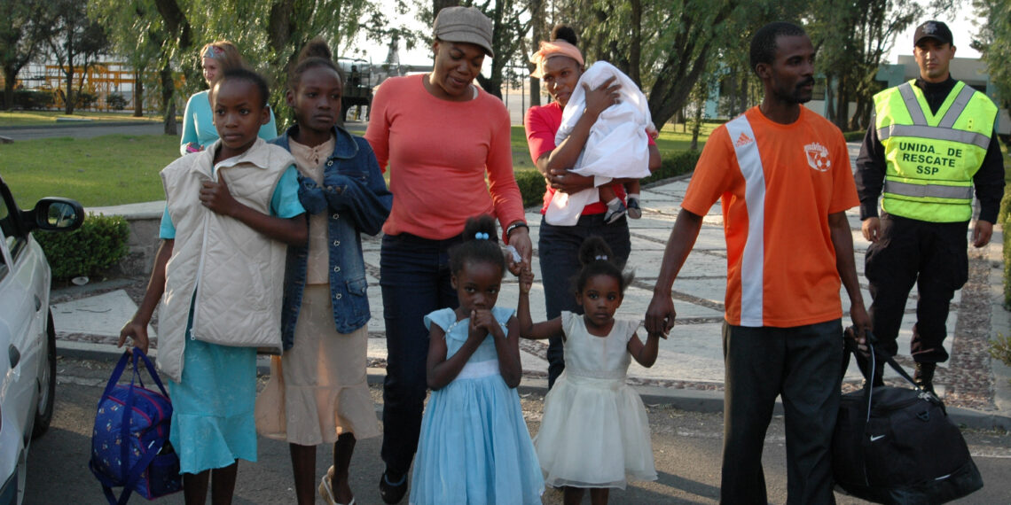TECAMAC, ESTADO DE MXICO, 26ENERO2010.- Llegaron nueve nios  y ocho adultos Haitianos a la Base de Santa  Luca abordo de un avin Hercules. stas personas fueron trasladadas de  Puerto  Principe con  la ayuda del Instituto Nacional de Migracin (INM) y la Comisin Nacional de Ayuda a Refugiados (COMAR). Luis Alberto Molina Ros, delegado del INM inform que su ingreso no  obedeci a un programa para dar refugio a damnificados del terremoto, sino a que cuentan con familiares  radicados en Mxico.
FOTO: MARIO NULO/CUARTOSCURO.COM