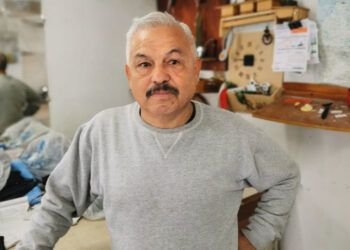 El oficio del sastre casi se extingue y solo se dedica a componer o remendar