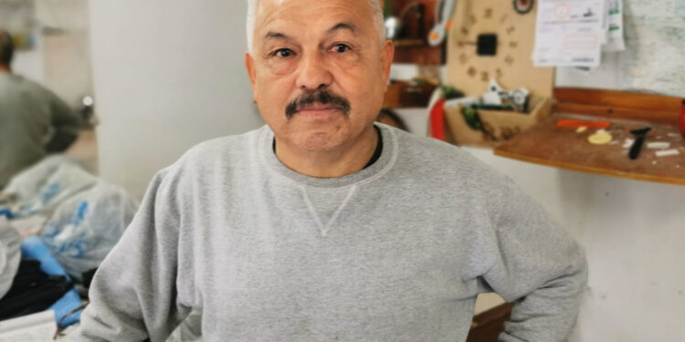 El oficio del sastre casi se extingue y solo se dedica a componer o remendar