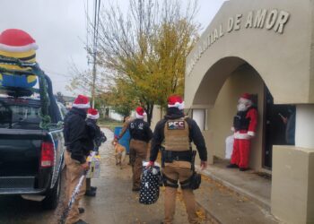 Elemento de la PCC brindan un rato de alegría y convivencia a niños