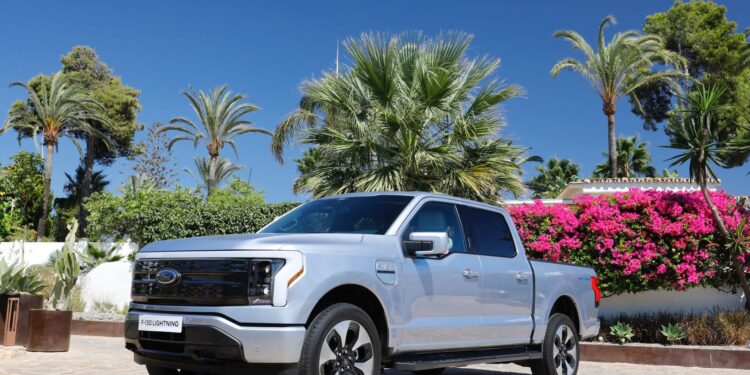 Ford producirá 50% menos F-150 eléctricas en 2024, ante la baja demanda