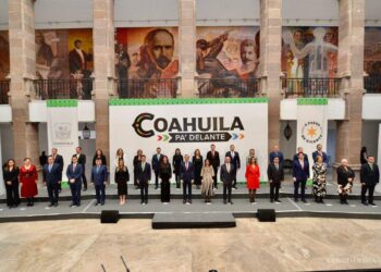 Presenta Manolo Jiménez a su gabinete