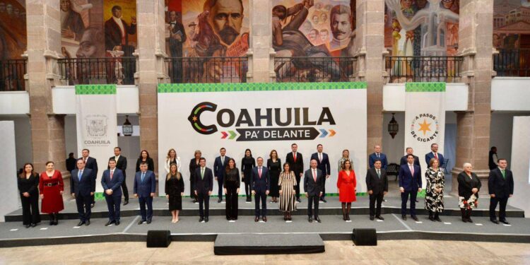 Presenta Manolo Jiménez a su gabinete