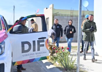 ACUDIÓ ALCALDE A COLONIAS MÁS VULNERABLES CON LA ENTREGA DE COBIJAS Y VALES DE GAS A FAMILIAS VULNERABLES