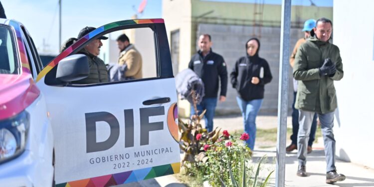 ACUDIÓ ALCALDE A COLONIAS MÁS VULNERABLES CON LA ENTREGA DE COBIJAS Y VALES DE GAS A FAMILIAS VULNERABLES