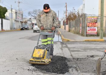 CONTINÚA EL TRABAJO DE BACHEO EN VIALIDADES DE LA PERIFERIA POR CUADRILLAS DE OBRAS PÚBLICAS MUNICIPALES