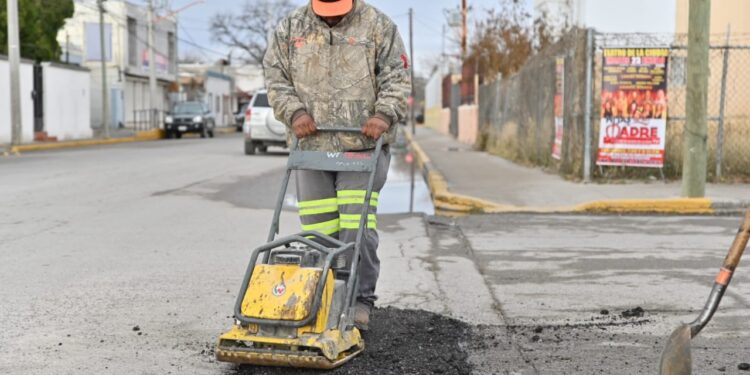 CONTINÚA EL TRABAJO DE BACHEO EN VIALIDADES DE LA PERIFERIA POR CUADRILLAS DE OBRAS PÚBLICAS MUNICIPALES