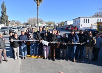 AVANZA LA CONSTRUCCIÓN DE ANILLO PERIFÉRICO CON MEJOR CONECTIVIDAD EN ACUÑA. SUPERVISAN TRABAJOS DE PAVIMENTACIÓN EN LAS CALLES BUGAMBILIAS Y DOMINGO COBOS