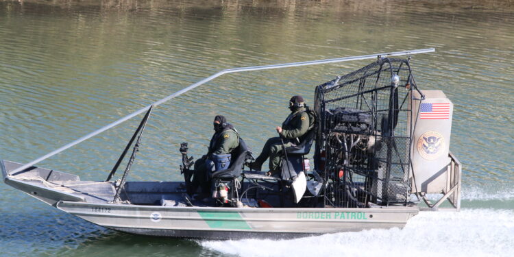El ejército de Texas refuta las acusaciones de obstaculizar a la Patrulla Fronteriza en la tragedia de tres migrantes ahogados