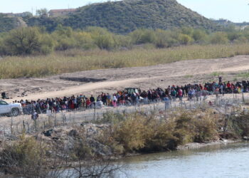 Corte Suprema de EU ordena a gobierno de Greg Abbott retirar alambre de púas en frontera con México