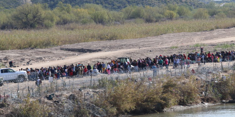 Corte Suprema de EU ordena a gobierno de Greg Abbott retirar alambre de púas en frontera con México