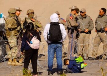 La Guardia Nacional de Texas comienza a arrestar a migrantes a lo largo de la frontera entre Estados Unidos y México (Video)