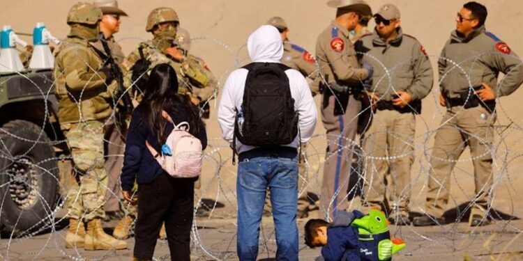 La Guardia Nacional de Texas comienza a arrestar a migrantes a lo largo de la frontera entre Estados Unidos y México (Video)