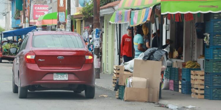 Reinciden comerciantes de segunda y alimentos con obstrucción de banquetas y vías publicas