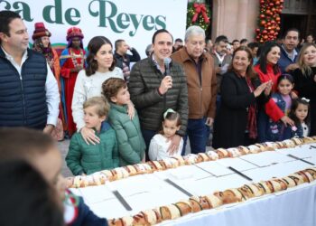 Comparten rosca de Reyes en Villamagia Coahuila