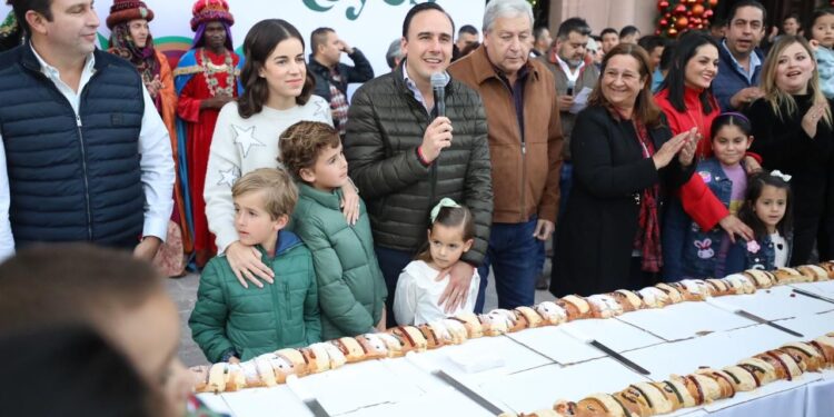 Comparten rosca de Reyes en Villamagia Coahuila