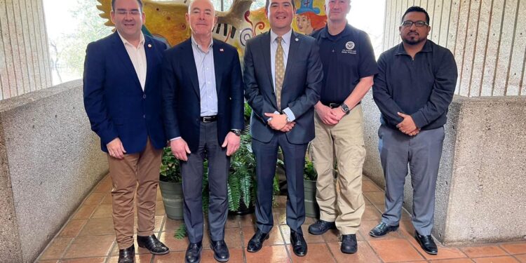 Aborda crisis migratoria Alejandro Mayorkas, durante visita a Eagle Pass, Texas