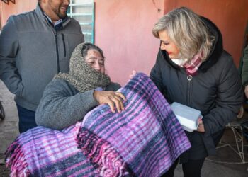 ABRIGA MUNICIPIO A COLONIAS CON ENTREGA DE COBIJAS