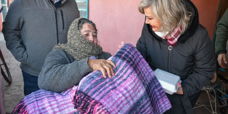 ABRIGA MUNICIPIO A COLONIAS CON ENTREGA DE COBIJAS